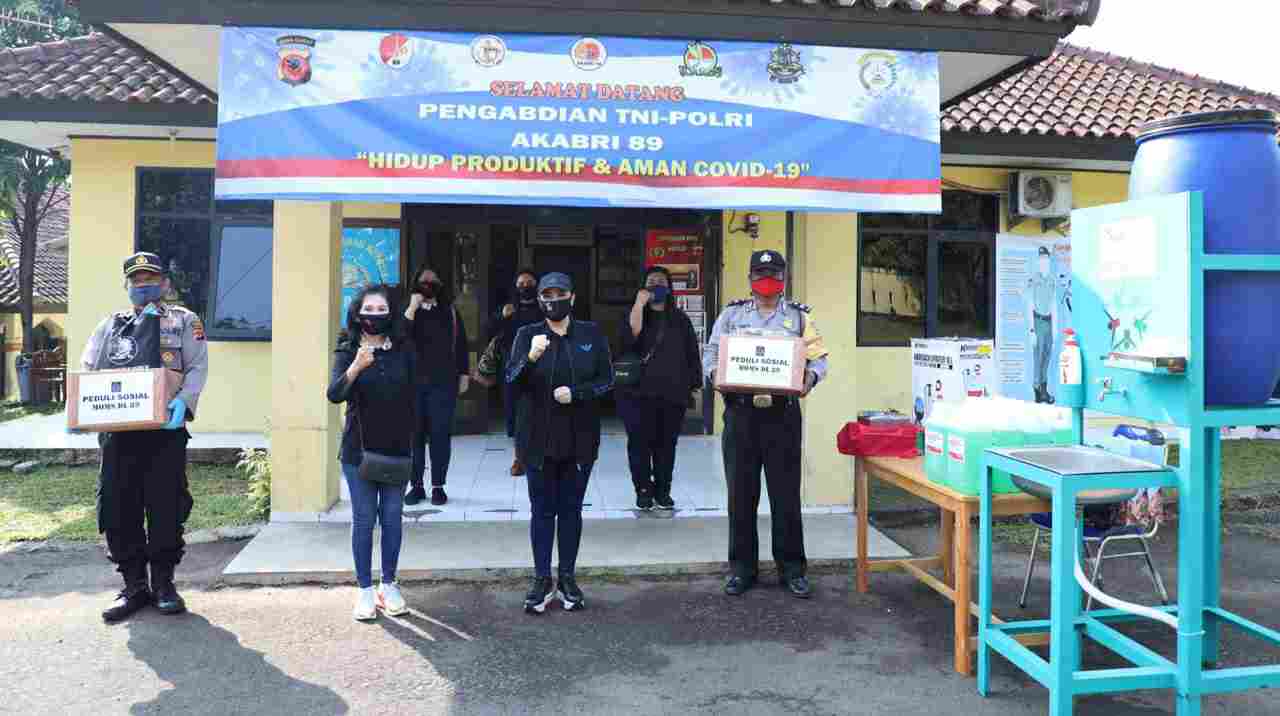 Moms DL 98 saat kegiatan peduli sosial
