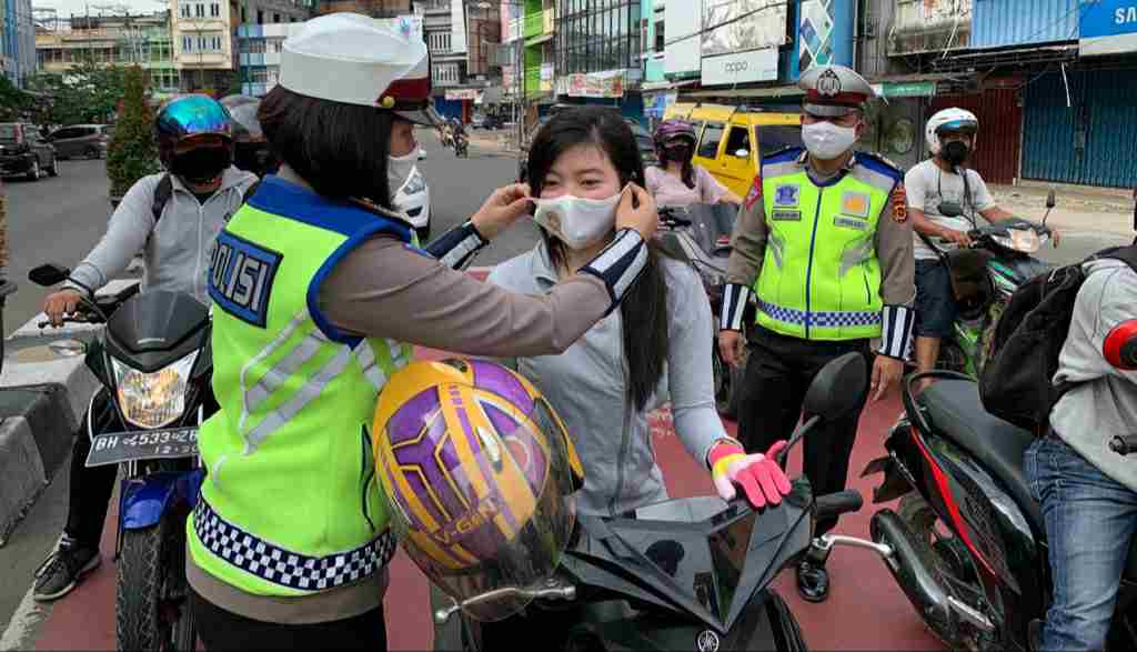 Ditlantas Polda Jambi saat bagikan masker ke pengendara