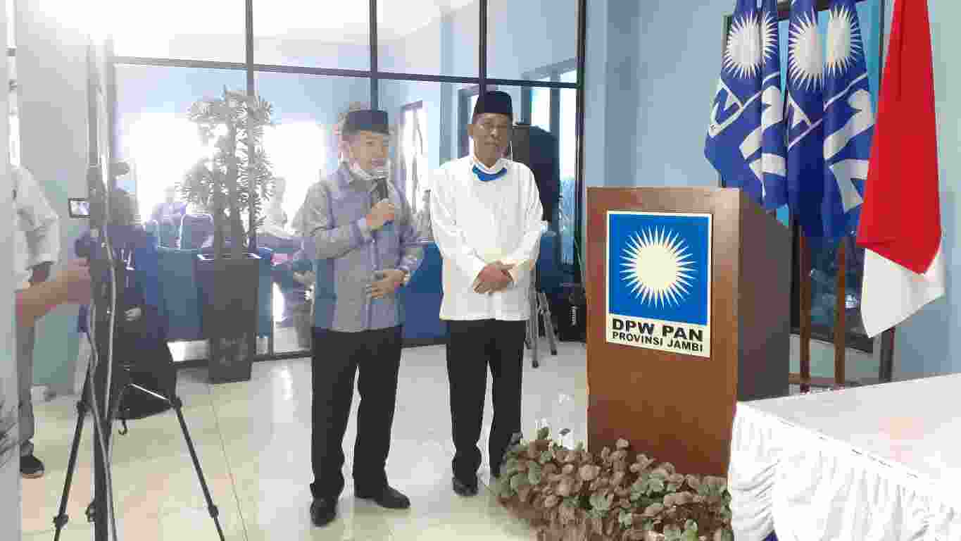 Al Haris didampingi Abdullah Sani saat mendaftar penjaringan Pilgub di DPW PAN Provinsi Jambi