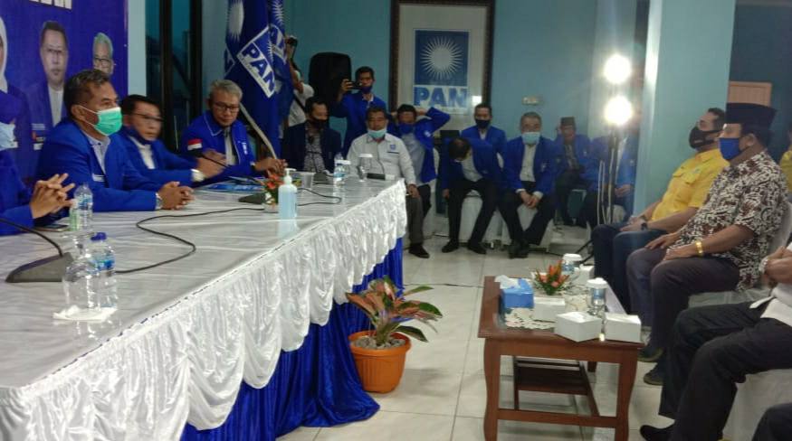 Utusan CE, Kemas Arsyad Somad saat mengambil formulir pendaftaran 