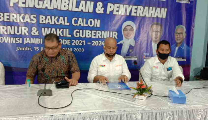 Tim Keluarga dan Center FU saat mendaftar di DPW PAN Provinsi Jambi 