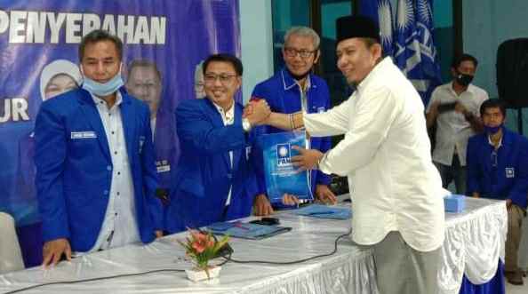 H. Rahman saat mengambil formulir pendaftaran di DPW PAN Jambi