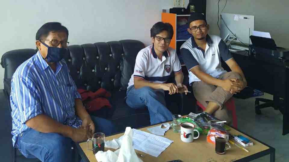 Owner Radjo Kaos, Alkez Purnama Putra (kanan)