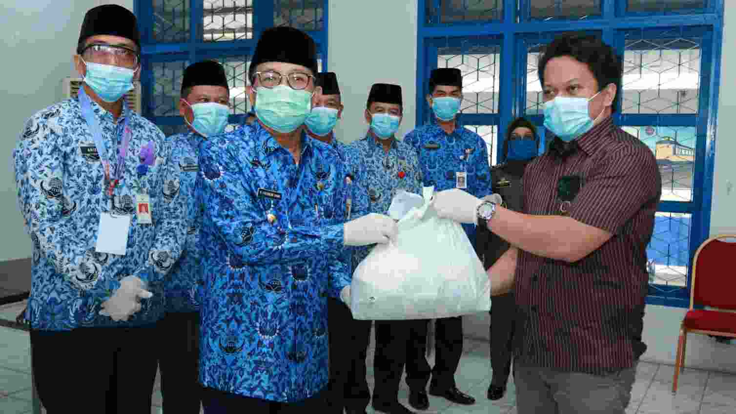 Gubernur Fachrori saat serahkan bantuan ke sopir angkutan AKDP