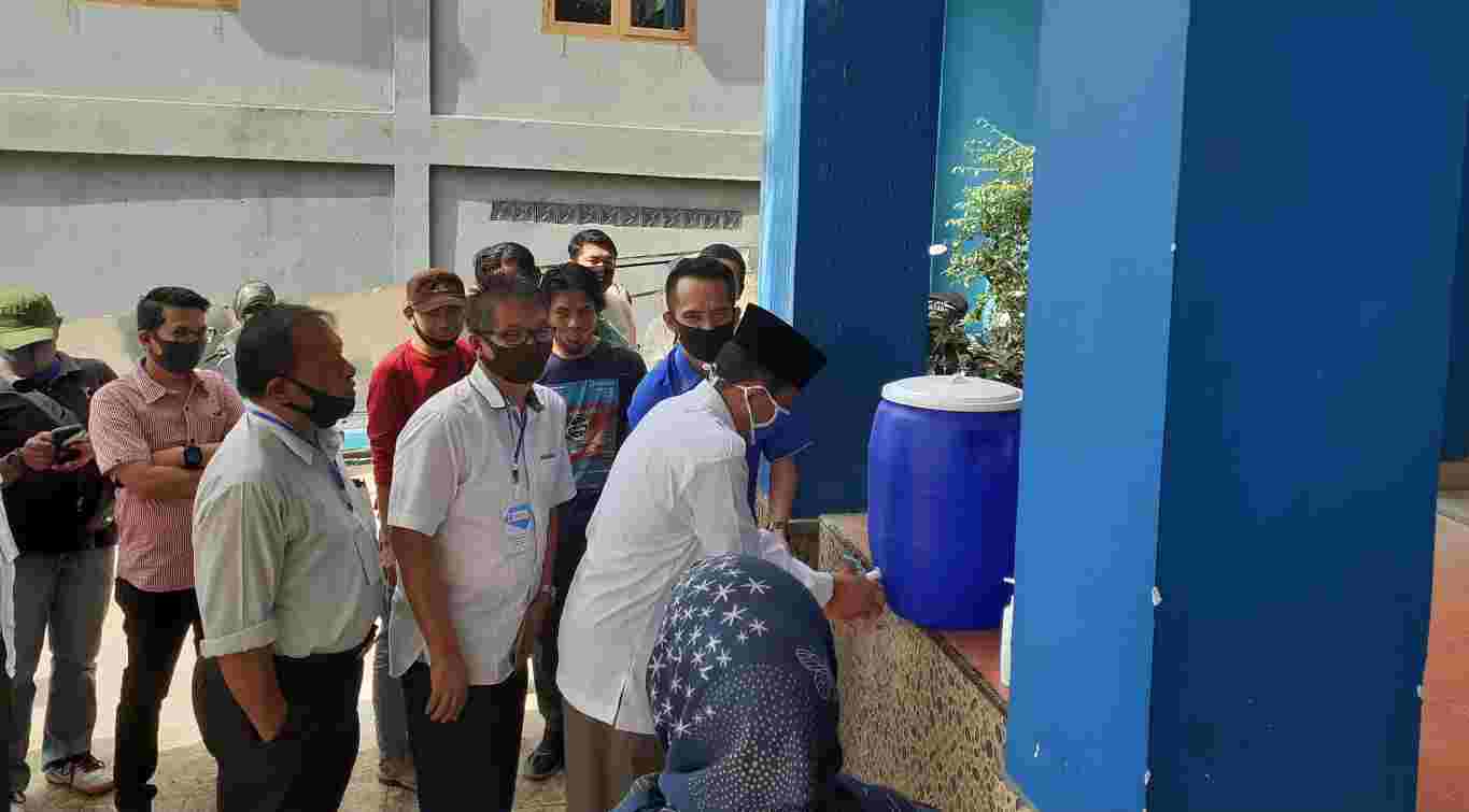 Abdullah Sani saat mencuci tangan saat tiba di DPW PAN Provinsi Jambi