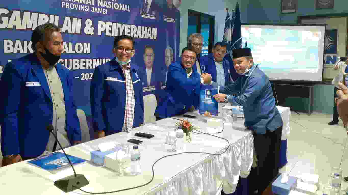 Al Haris saat pengembalian formulir pendaftaran di DPW PAN Provinsi Jambi