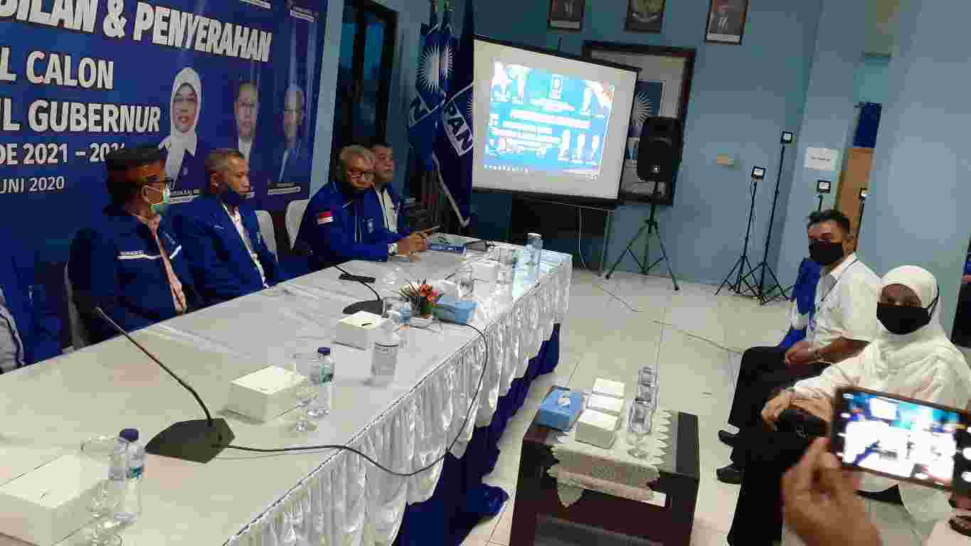 Ratu Munawaroh bersama Sum Indra saat pengembalian formulir pendaftaran di PAN Jambi
