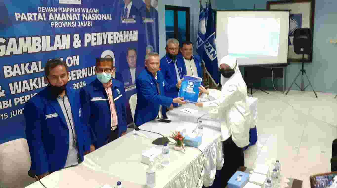 Ratu Munawaroh saat pengembalian formulir pendaftaran di DPW PAN Provinsi Jambi 