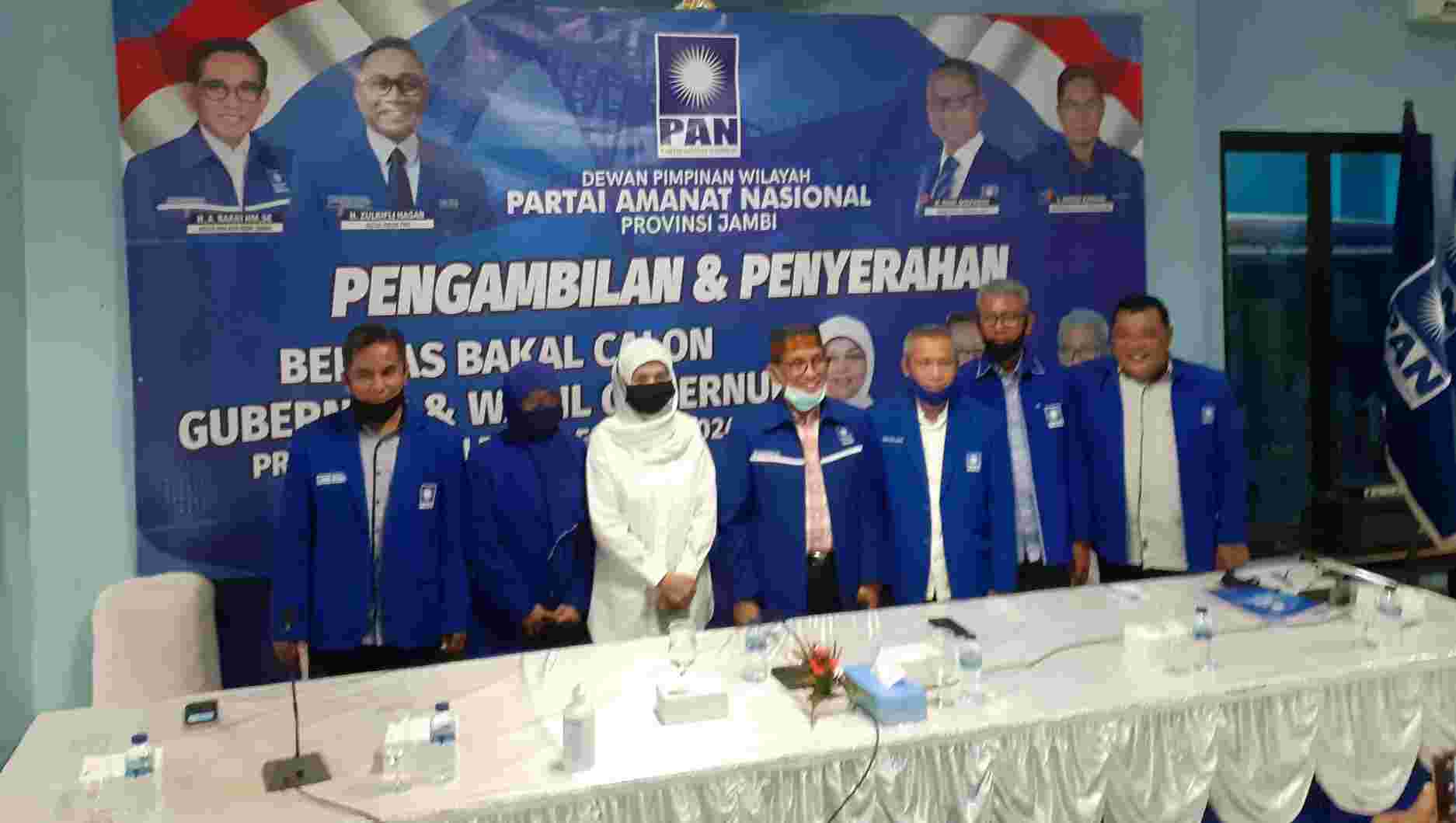 Ratu Munawaroh saat pengembalian formulir pendaftaran di PAN Jambi