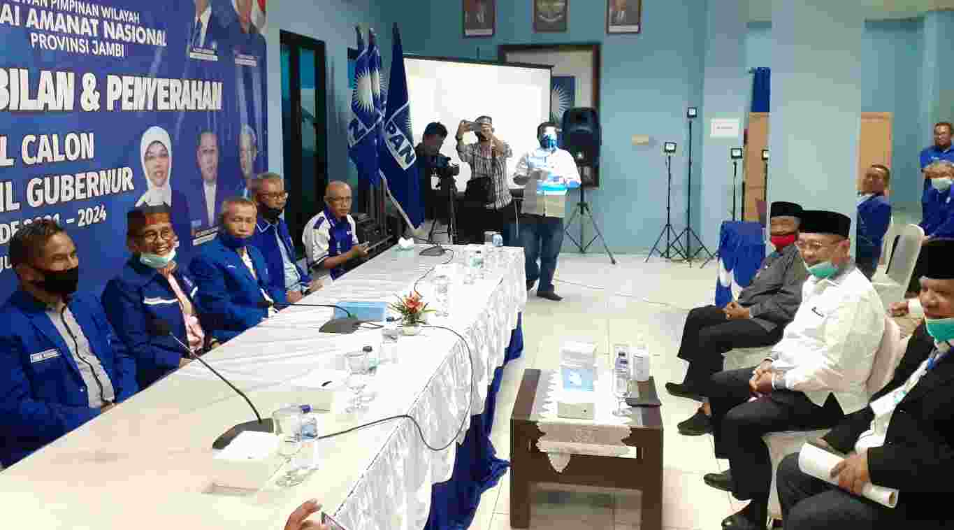 Cek Endra saat pengembalian formulir pendaftaran di DPW PAN Provinsi Jambi