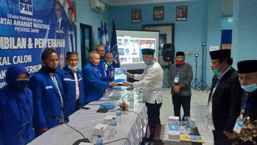 Cek Endra saat pengembalian formulir pendaftaran di DPW PAN Provinsi Jambi