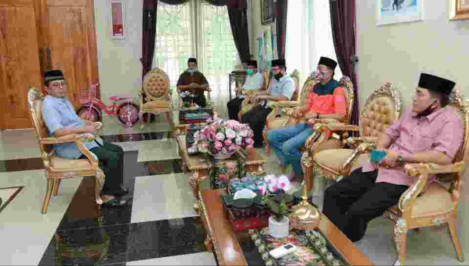Gubernur Jambi, Fachrori Umar saat terima laporan mengenai Ponpes As'ad