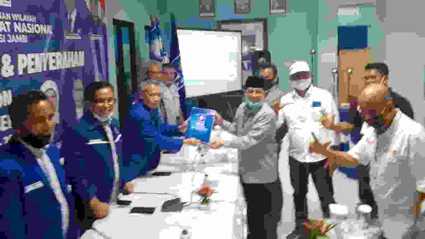 H. Bakri bersama pengurus PAN Jambi menerima pendaftaran Fachrori Umar