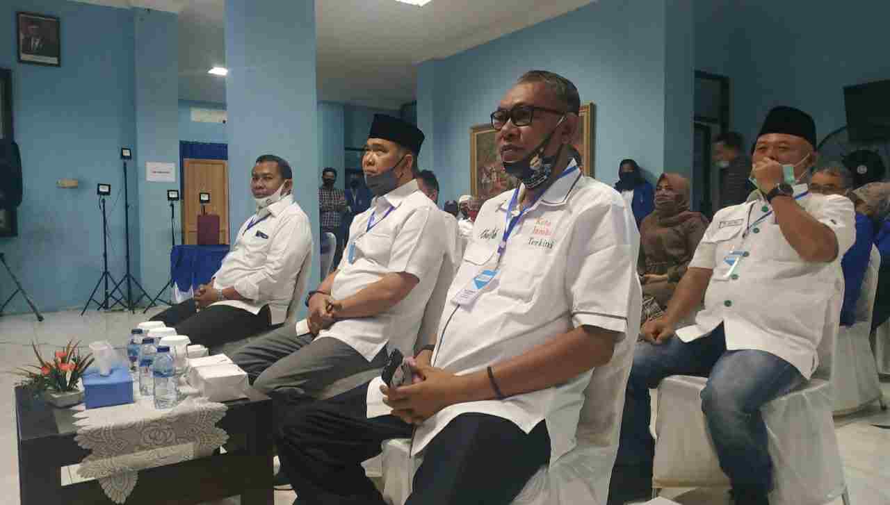 Syarif Fasha saat pengembalian formulir pendaftaran di DPW PAN Provinsi Jamb