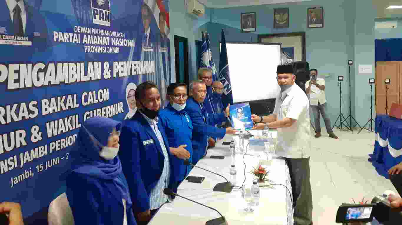 Fasha saat pengembalian formulir pendaftaran di DPW PAN Provinsi Jambi