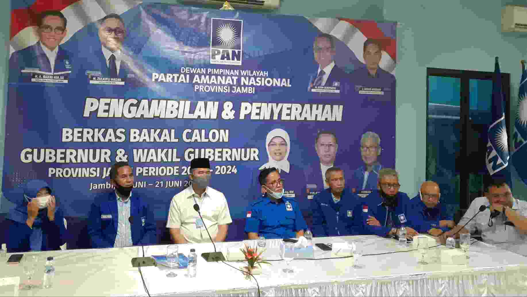 Fasha saat kembalikan formulir pendaftaran di DPW PAN Provinsi Jambi