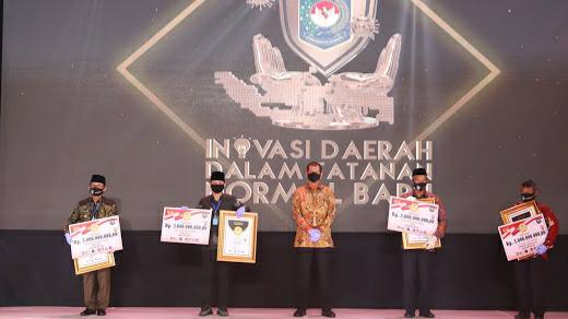 Gubernur Fachrori saat terima penghargaan inovasi tatanan normal baru