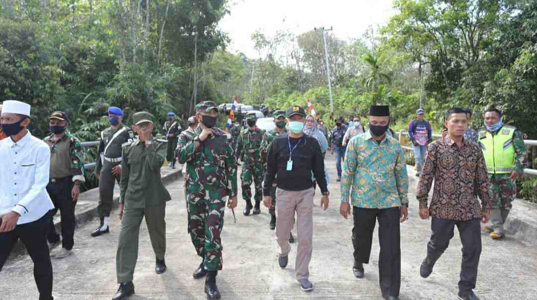 Kadis PUPR bersama Danrem 042/GAPU dan Dandim 0420/Sarko saat meninjau lokasi Karya Bhakti