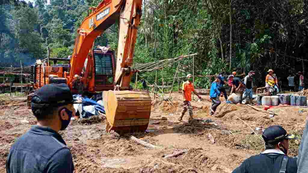 Alat berat yang ditemukan tim gabungan saat razia PETI di Bungo