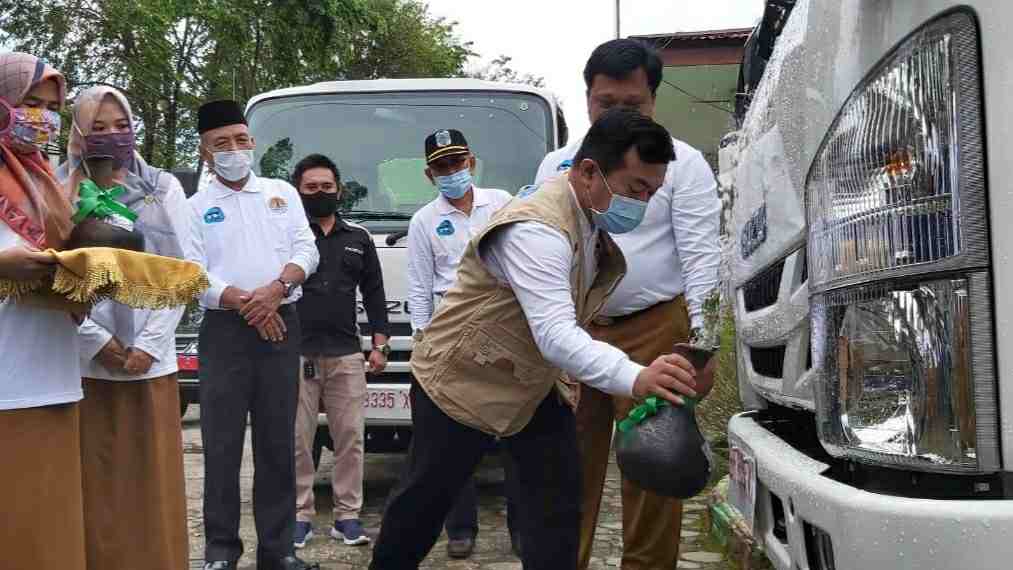 Al Haris saat resmikan beroperasinya lima mobil sampah baru