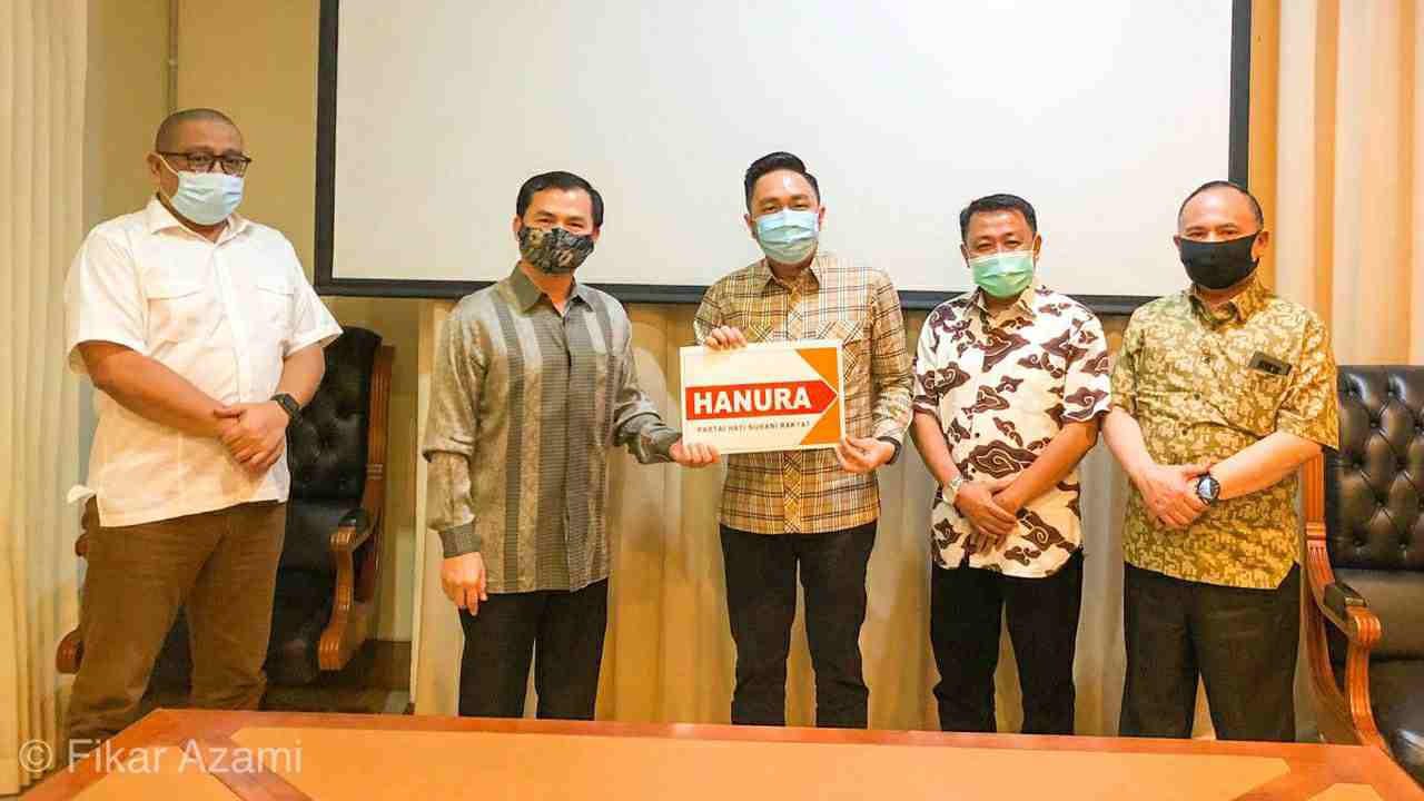 Fikar Azami-Yos Adrino saat terima SK rekomendasi Partai Hanura