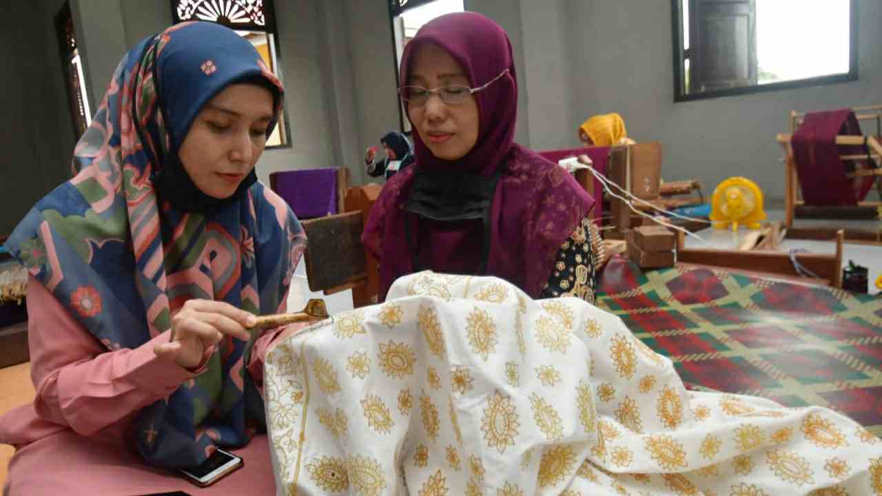Ratu Munawaroh saat kunjungi pengrajin batik Jambi