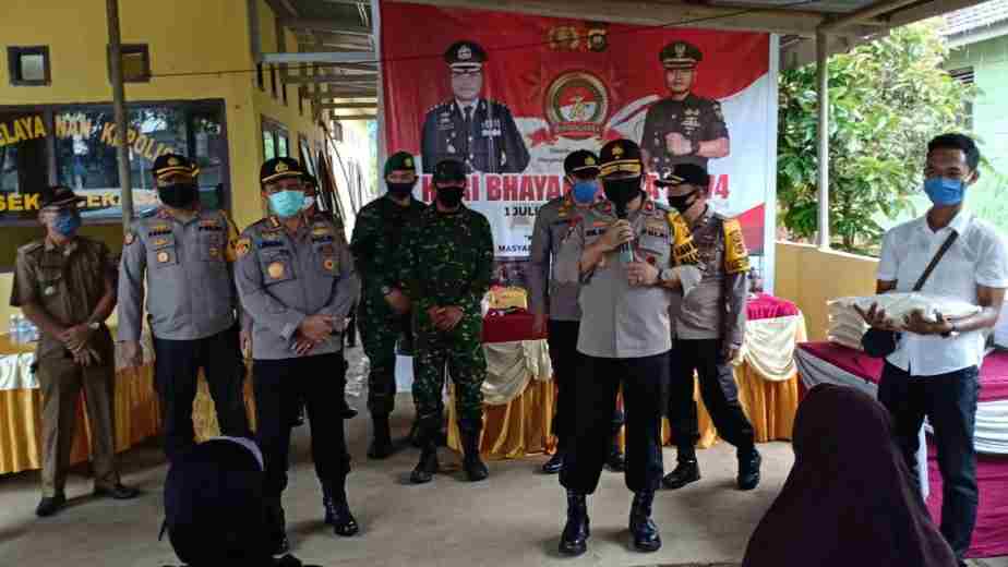 Wakapolda Jambi, Brigjen Pol Drs. Dul Alim, M.H saat Pimpin Bakti Sosial Polda Jambi Peduli Covid-19