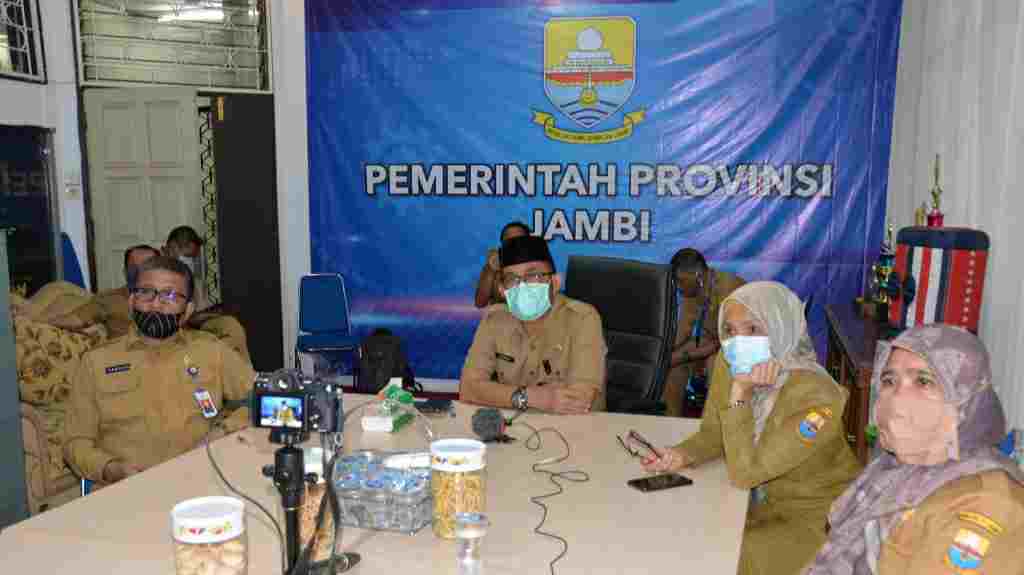 Sudirman saat ikuti  video conference
