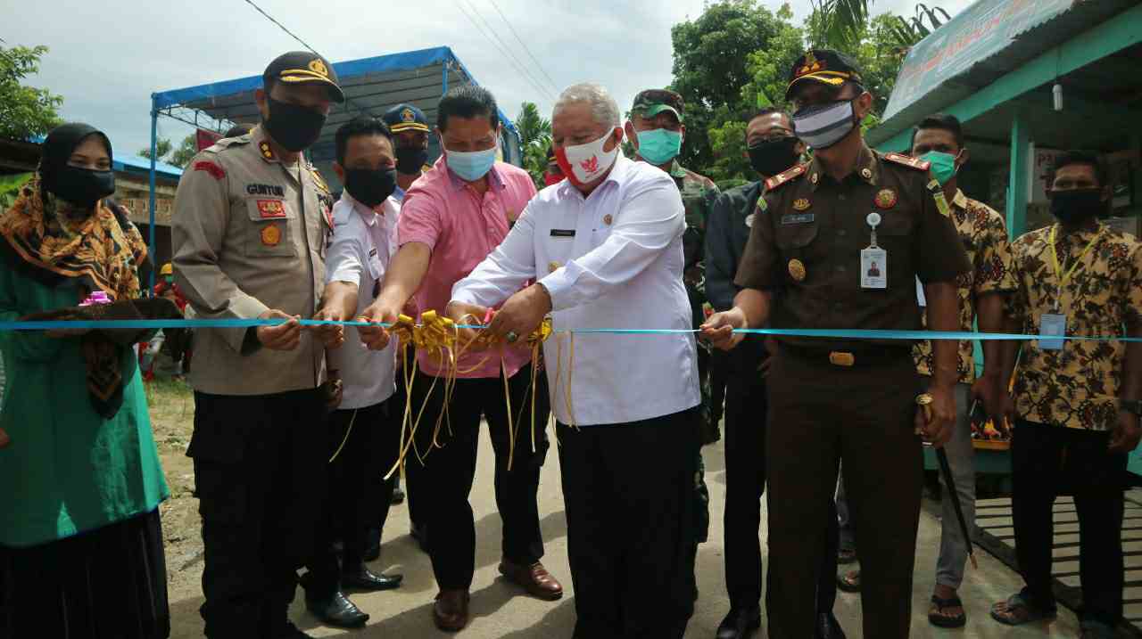 Bupati Safrial saat resmikan penetapan Desa Sungai Buluh sebagai 'Kampung Ampuh'
