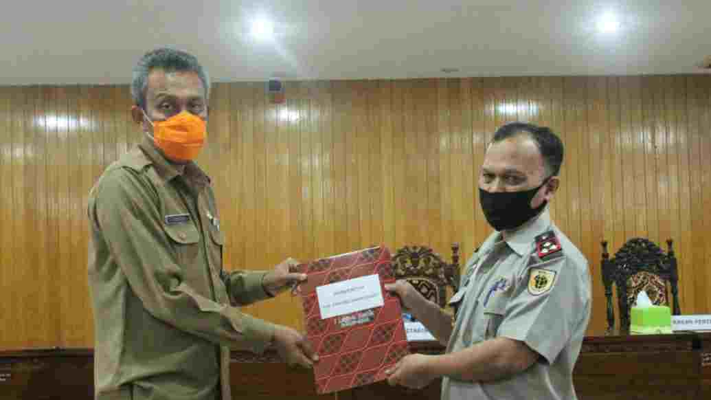 Sekda Tanjab Barat dan BPN Tanjab Barat saat penandatanganan kerjasama