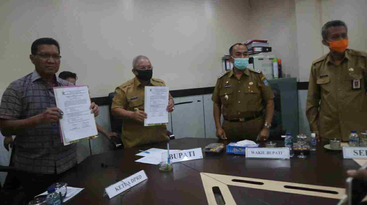 Bupati Safrial saat menerima Opini WTP dari BPK perwakilan Jambi 