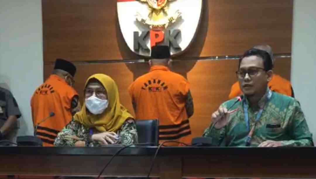 Tiga mantan anggota DPRD Provinsi Jambi saat ditahan KPK