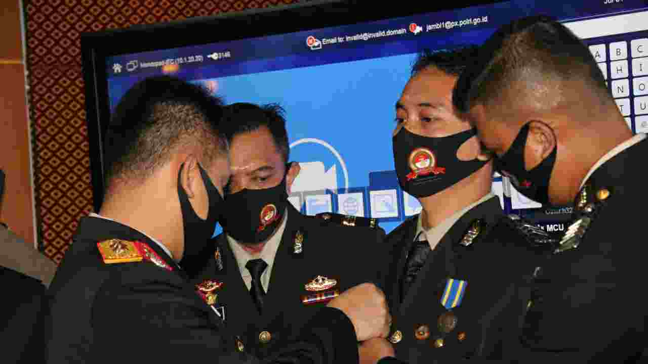 Brigpol Angga saat terima pin emas dari Kapolri