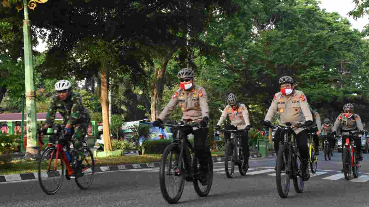 Kapolda Jambi dan Danrem 042 GAPU saat gowes sepeda