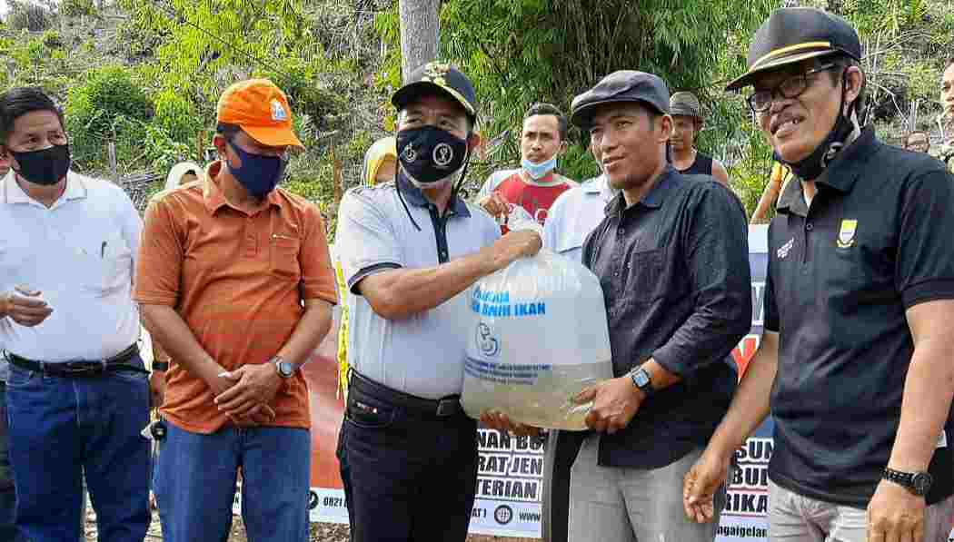 Wabup Mashuri saat bagikan bantuan benih ikan