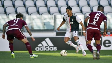 Cristiano Ronaldo (tengah) saat beraksi melewati pemain Torino dalam laga derby Turin di Seria A