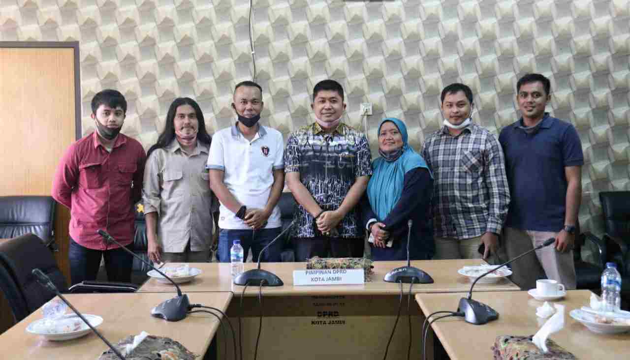 Pengurus PWI Pokja Kota Jambi dan Ketua DPRD Kota Jambi, Putra Absor Hasibuan (tengah)