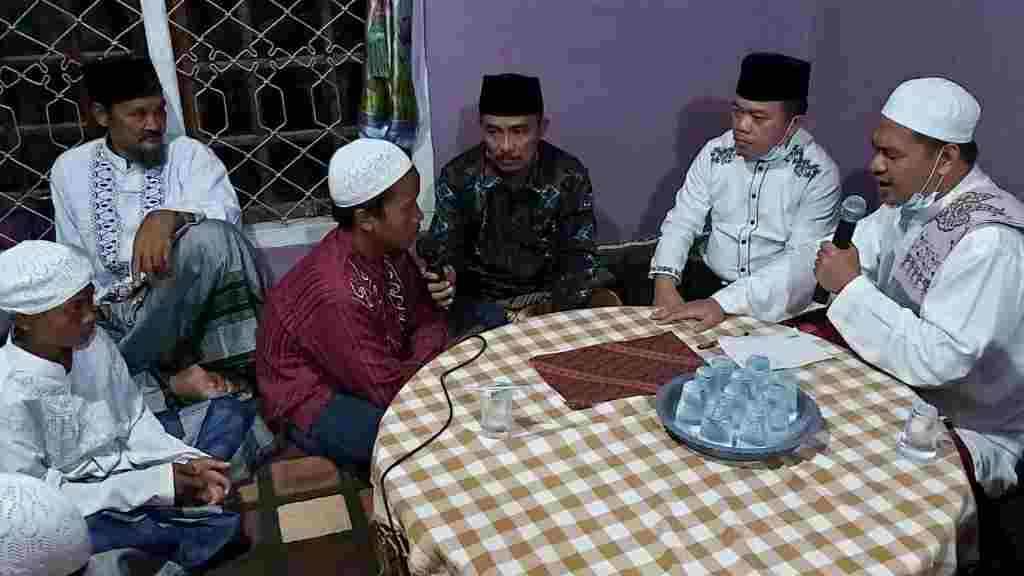 Bupati Merangin (dua dari kanan) dan Ketua MUI Merangin saat Islamkan SAD di Desa Nalo Tantan