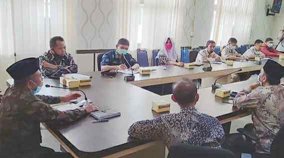 Mashuri saat pimpin rapat tahun ajaran baru 2020/2021