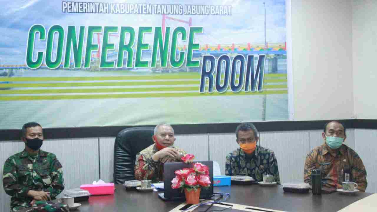Bupati Tanjab Barat, Safrial (dua dari kiri)