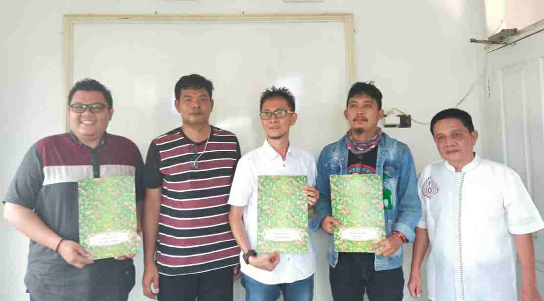 Pengurus SMSI Jambi saat menyerahkan SK Kepengurusan SMSI Kabupaten/Kota