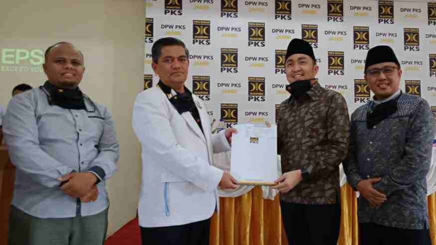 Rudi Wijaya (dua dari kiri) saat berikan SK Rekomendasi Dukungan ke pasangan Fikar-Yos