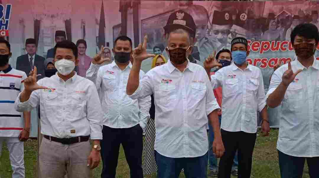 Ketua Tim Keluarga Fachrori Umar, Miftahul Ikhlas (tengah)