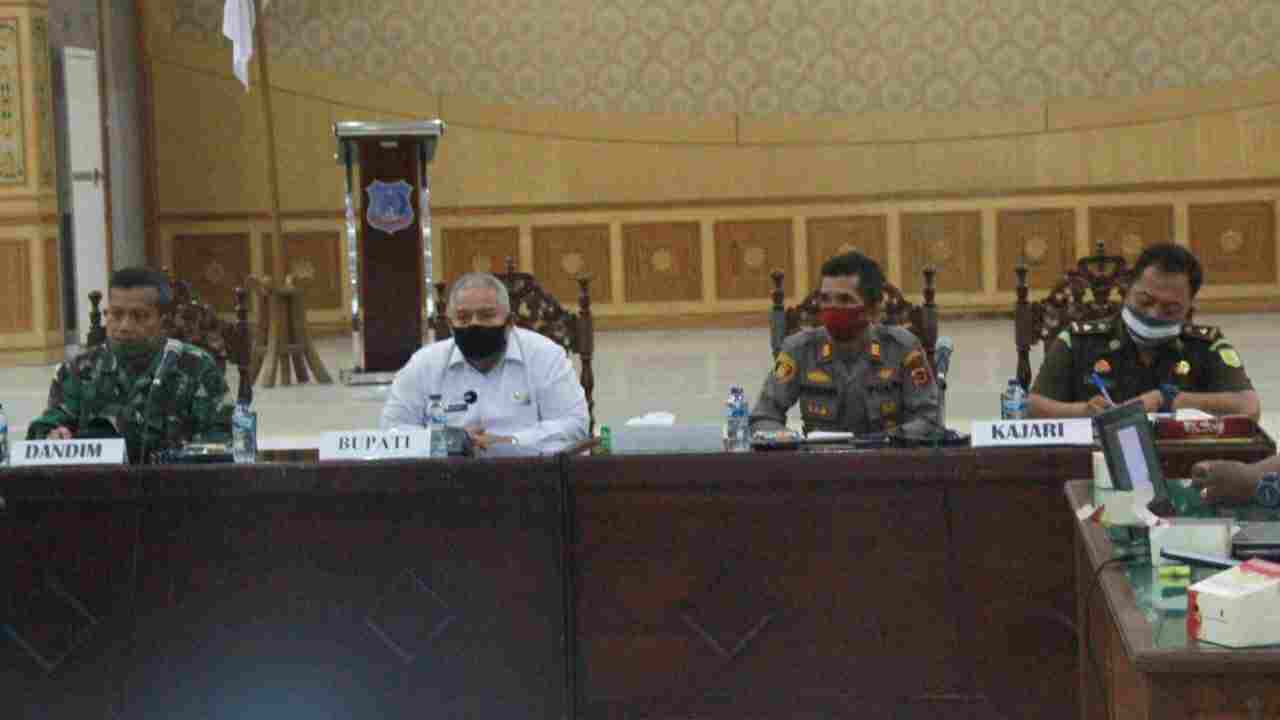 Bupati Tanjab Barat, Safrial (dua dari kiri)