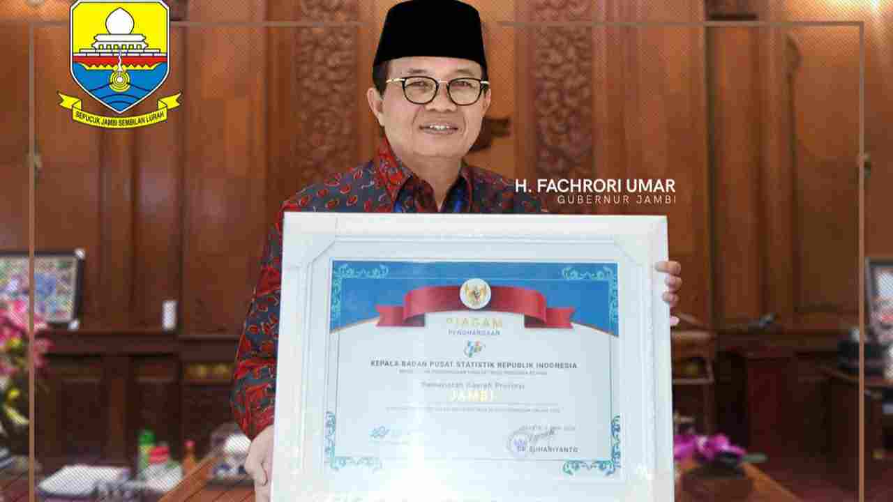 Fachrori Umar saat terima penghargaan BPS RI