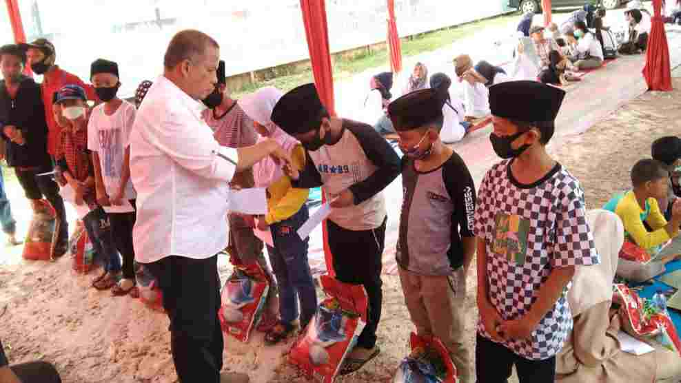 Miftahul Ikhlas saat berikan santunan ke anak yatim