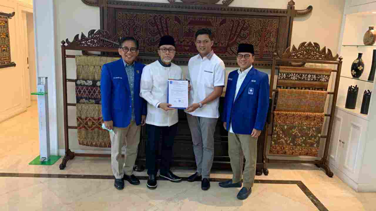 Hafiz Fattah saat terima SK rekomendasi dukungan dari Ketum DPP PAN, Zulkifli Hasan