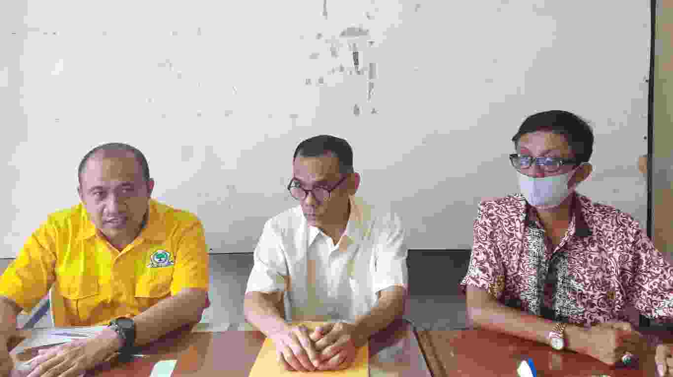 Ketua SC, Ahmad Hanafiah (tengah)