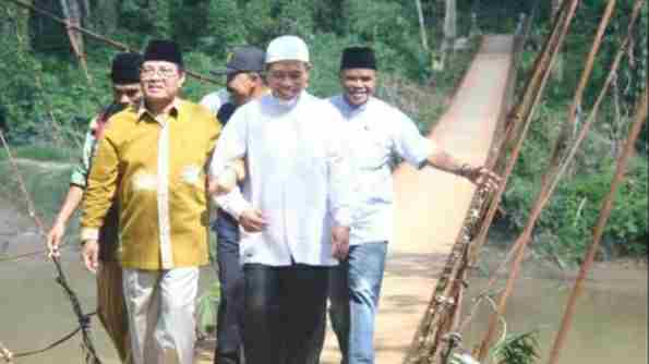 Fachrori Umar (kiri) bersama Wabup Merangin, Mashuri saat meninjau Jembatan Rantau Limau Manis