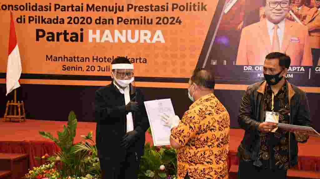 Oesman Sapta Odang saat serahkan SK dukungan Pilgub Jambi